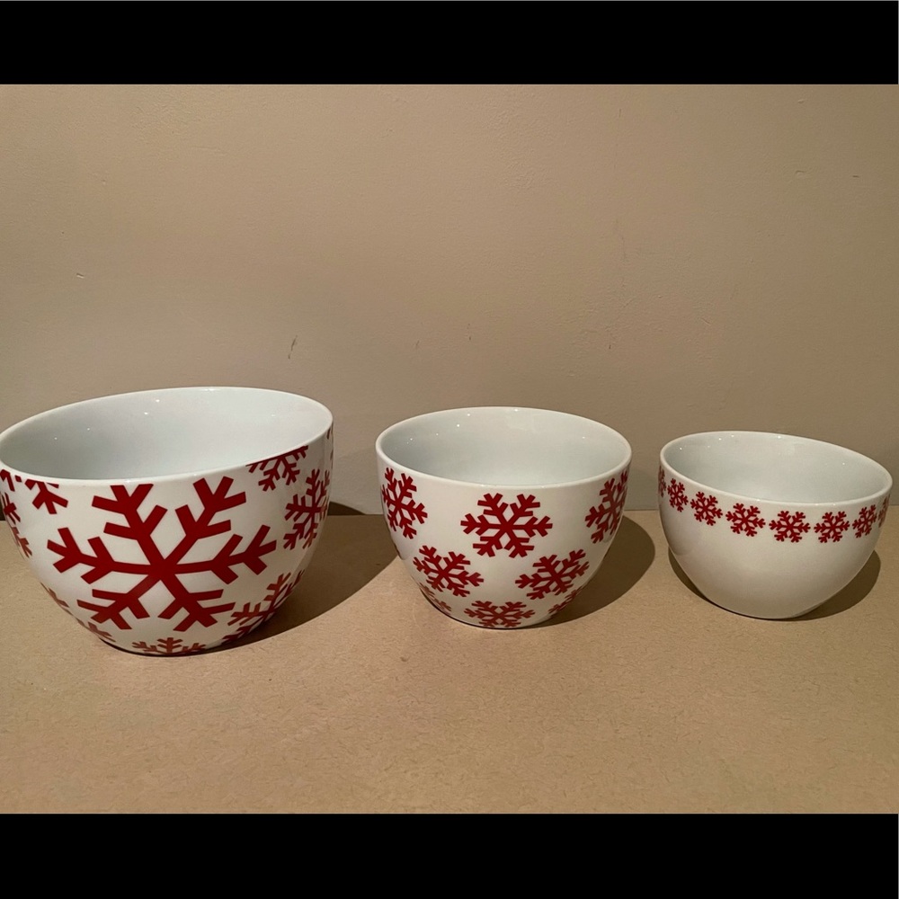 Crate and Barrel Snowflake Nesting Bowl 
1.4x6,2. 3 1/2x5, 3.3x4